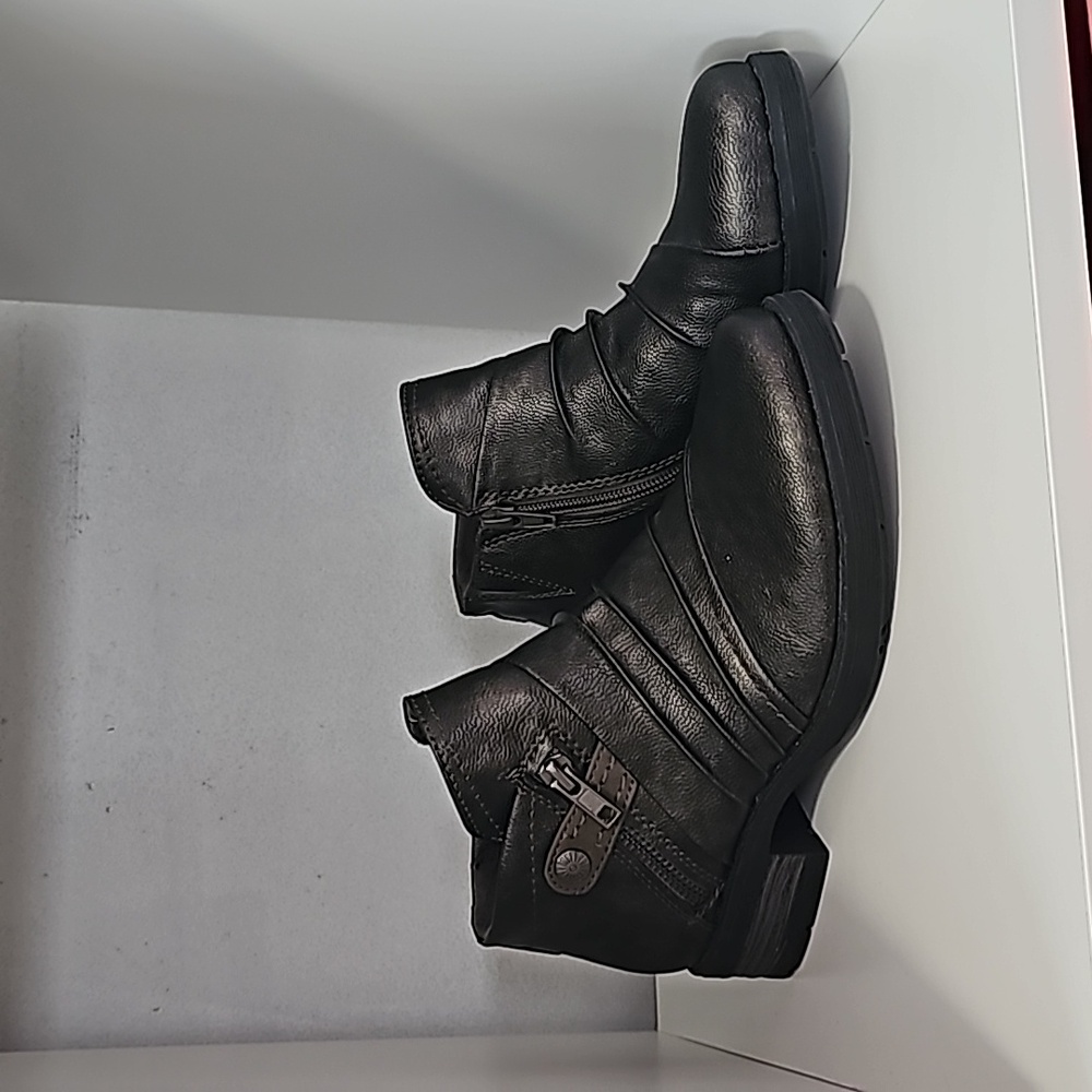 I'm selling Earth Origins mini boots.